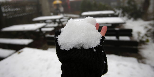 Zagreb, 231014.Sljeme.Prvi ovosezonski snijeg, kojeg je donijela ciklona Antonela, zabijelio je vrh Medvednice. Prema podacima DHMZ-a visina snjeznog pokrivaca na Sljemenu je 3 centimetra.Na fotografiji: snijeg na Sljemenu.Foto: Marko Todorov / CROPIX