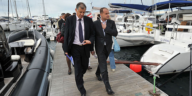 Biograd, 231014.U marini Kornati u Biogradu danas je svecano otvoren 16. po redu Biograd boat show - jedan od najvecih sajmova nautike na Mediteranu. Na otvorenju su bili prisutni ministri Sinisa Hajdas Doncic i Darko Lorencin.Na fotografiji:  Goran Raznjevic iz Ilirije i ministar Hajdas Doncic u obilasku sajma.Foto: Luka Gerlanc / CROPIX