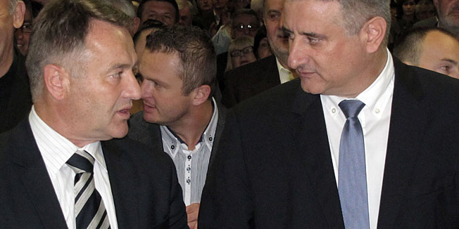 Sisak, 231014.HDZ Siska obiljezio je 20 godina postojanja. Ujedno je to bio i zavrsni predizborni skup HDZ, HSS-a i BUZ-a uoci 2. kruga izbora za Sisacko-moslavackog zupana. Na scecanosti je prisustvovao i predsjednik HDZ-a Tomislav Karamarko. Na fotografiji: Tomislav Karamarko i Ivan Zinic, kanddiat HDZ-a za zupana.Foto: Mate Piskor / CROPIX                                          