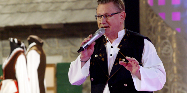 Pula, 160114. Snimanje HRT-ove emisije Lijepom nasom ciji je urednik i voditelj Branko Uvodic u Domu sportova Mate Parlov. Snimanje je trajalo preko tri sata a nastupili su mnoga kulturno umjetnicka drustva iz cijele Istre, kao i mnogi pjevaci i bandovi. Preko dvije tisuce gledatelja popratilo je snimanje emisije. Na fotografiji: Branko Uvodic.Foto: Goran Sebelic / CROPIX