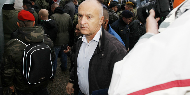 Zagreb, 241014.Ministarstvo branitelja, Savska cesta.Predrag Matic jutros je stigao u Ministarstvo branitelja, ispred kojeg branitelji vec nekoliko dana prosvjeduju.Branitelji su ministru okrenuli ledja, a on se kratko zadrzao   i prekrizio ispred fotografije preminule Nevenke Topalusic.Na fotografiji: Predrag Matic dolazi u Ministarstvo branitelja.Foto: Tomislav Kristo / CROPIX