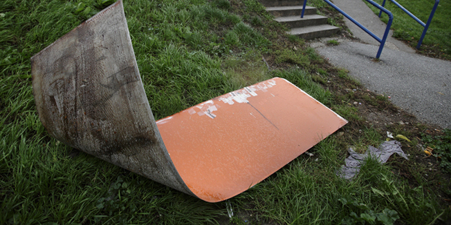 Zagreb, 241014. S nebodera u ulici Brace Domany br. 2 prilikom svakog jaceg nevremena otpada limena oplata. Limene ploce sirine par milimetara duge su oko 2 i siroke oko pola metra, padajuci s nebodera predstavljaju veliku opasnost za prolaznike.Foto: Dragan Matic / CROPIX