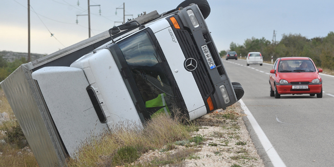 Jasenice, Zadar, 241014.Na drzavnoj cesti D54 iznad mjesta Jasenice u popodnevnim se satima uslijed udara vjetra prevrnuo sleper BiH registarskih oznaka. Prema trenutnim informacijama, u nesreci nitko nije ozlijedjen.Foto: Luka Gerlanc / CROPIX