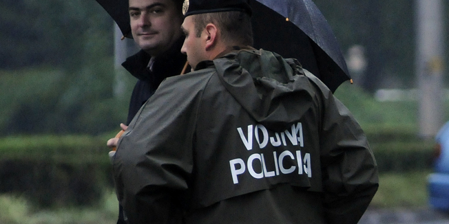 Zagreb, 220508.Ocevid na mjestu prometne nesrece na Aveniji Marina Drzica (kod mosta Mladosti) u kojoj su sudjelovala dva osobna automobila. Jedna osoba je poginula. Vojna policija na mjestu ocevida.Foto: Boris Kovacev / CROPIX