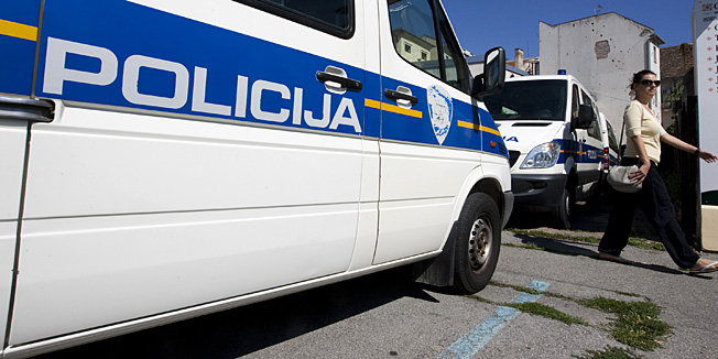 Osijek, 020813.Privodjenje policajaca iz PU Vukovarsko-srijemske i PU Osjecko-baranjske i  civila osumnjicenih za mito.Na fotografiji: privodjenje osumnjicenih u osjecki USKOK.Foto: Vlado Kos / Cropix