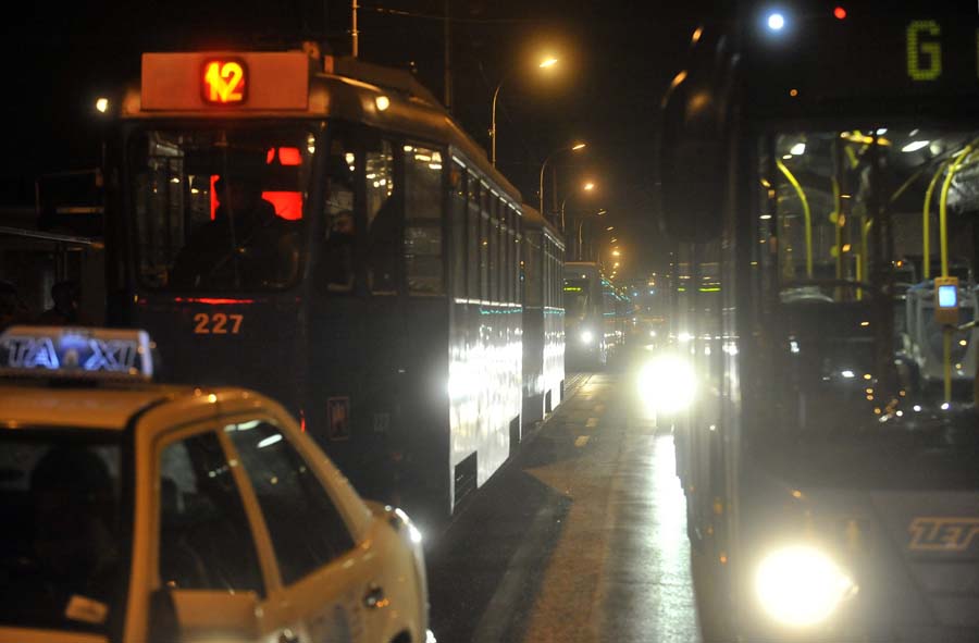 Zagreb, 241014.Kod raskrizja Maksimirske ulice i Ravnica, oko 22 sata, doslo je do puknuca tramvajskog naponskog voda usljed ceka je nastao zastoj u tramvajskom prometu. Kvar je otklonjen oko ponoci.Foto: Bruno Konjevic / CROPIX