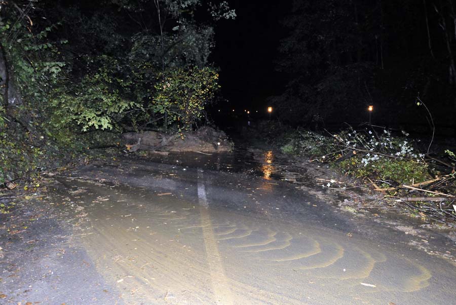 Zagreb, 241014. Oko 22 sata zatvorena je za promet Sljemenska cesta usljed klizista i oborenog stabla na kolnik kod restorana Pilana.Foto: Bruno Konjevic / CROPIX