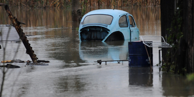 Karlovac, 241014.Od 17 sati rijeka Korana je u izvanrednom stanju s vodostajem od 781 centimetra. Vrhunac vodenog vala ocekuje se oko ponoci kad bi vodostaj Kupe mogao biti iznad 800 centimetara. Brojna su karlovacka naselja potopljena, voda je zatvorila i mnoge prometnice.Na fotografiji: Rijeka Mreznica poplavila dvorista u gradskoj cetvrti Mostanje.Foto: Robert Fajt / CROPIX