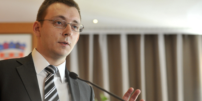 Zagreb, 140414.  Hotel Dubrovnik, Ministarstvo branitelja i Program UN za razvoj (UNDP) organizirali su okrugli stol da se potakne javna rasprava o nacrtu prijedloga Zakona o pravima zrtava seksualnog nasilja u Domovinskom ratu. Okrugli stol otvorio je Predrag Matic, ministar branitelja i Louisa Vinton, stalna predstavnica UNDP u Hrvatskoj.Na fotografiji: Bojan Glavasevic.Foto: Bruno Konjevic / CROPIX