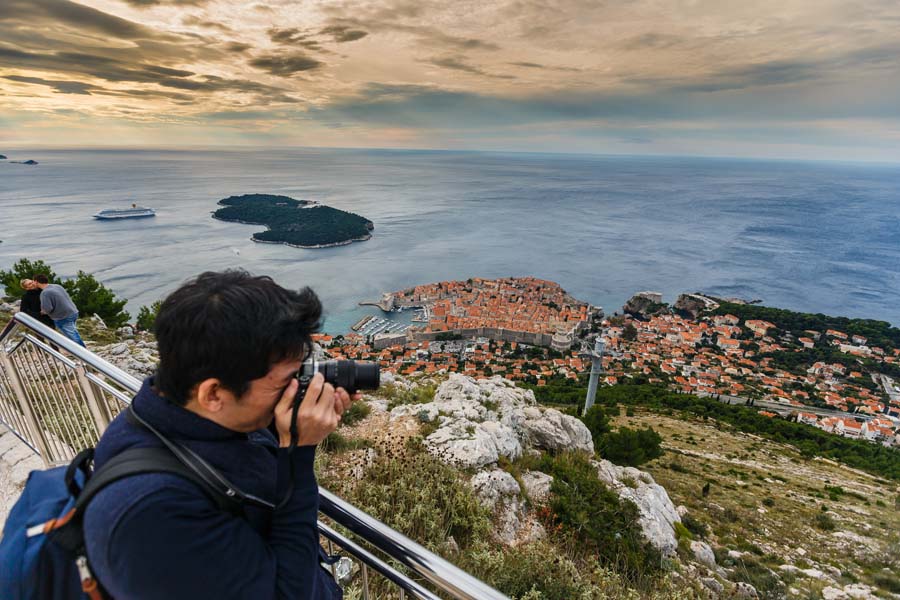 Dubrovnik, 251014. Prohladno i vjetrovito vrijeme nije omelo turiste u obilasku Srdja. Panoramski pogled sa Srdja je nezaobilazna stanica te mnogobrojnim turistima nije smetala jaka bura koja je puhala u obilasku Srdja i uzivanju u panorami Dubrovnika. Foto: Zvonimir Barisin / CROPIX *** Local Caption *** V