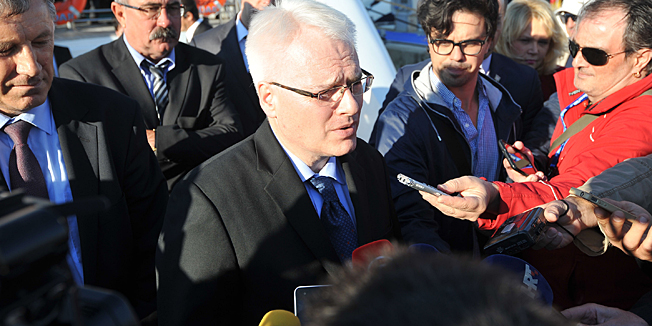 Biograd, 251014.Predsjednik Ivo Josipovic danas poslijepodne posjetio je u drustvu predsjednika uprave Ilirije Gorana Raznjevica Biograd Boat Show.Na fotografiji: predsjednik Josipovic u obilasku sajma. Foto: Luka Gerlanc / CROPIX