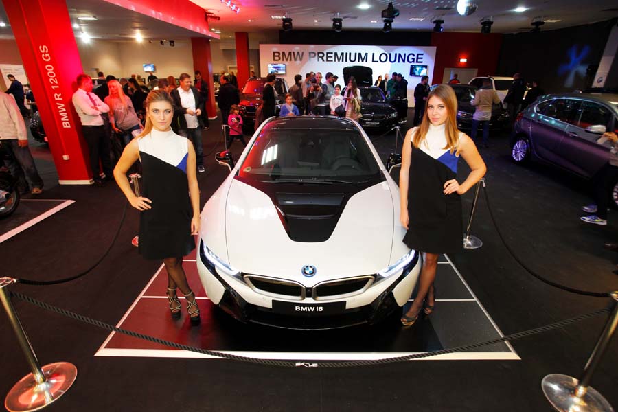 Zagreb, 251014.Garage Auto Show, najveca oktanska festa u hrvatskoj po treci puta odrzava se u shoping centru Westgate u organizaciji Jutarnjeg lista i Auto kluba. Izlozeni su brojni noviteti koji je veliki broj posjetitelja mogao vidjeti na jednom mjestu.Na fotografiji: BMW i8.Foto: Zeljko Puhovski / CROPIX