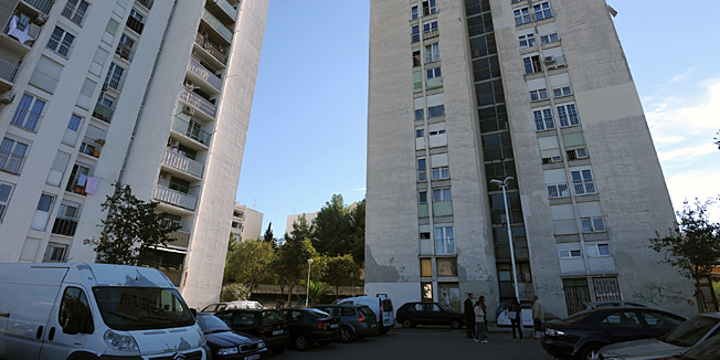 Split, 261014.Neboder u Moseckoj ulici broj 72 s kojega se sinoc sa 12 kata bacila za sada nepoznata osoba.Foto: Paun Paunovic / CROPIX