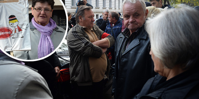 Zagreb, 271014. Gajeva ulica.Bivsi radnici drustva Sljeme d.d. i mali dionicari okupili su se jutros ispred zgrade Uskoka u mirnom prosvjedu.Okupili su se kako bi izrazili nezadovoljstvo zbog sumnjivih okolnosti stecaja.Foto: Goran Mehkek / CROPIX