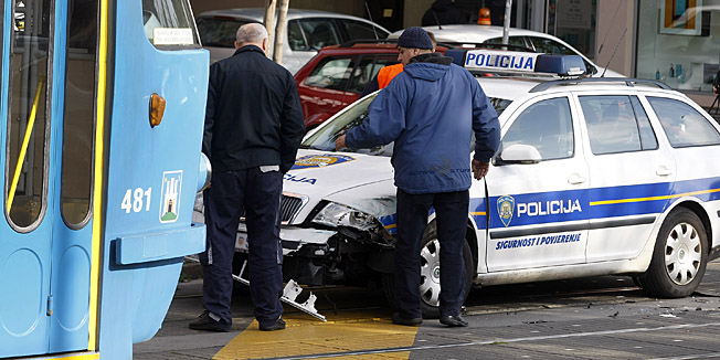 Zagreb, 271014.Prometna nesreca u kojoj su se sudarili tramvaj i policijsko  vozilo dogodila se prijepodne u Branimirovoj ulici.  Policijski ocevid je u tijeku.Foto: Ranko Suvar / CROPIX