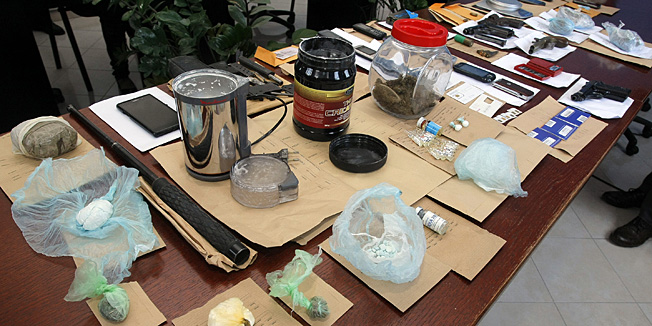 Pula, 271014.Danas je u sjedistu PU Istarske odrzana konferencija za medije na kojoj je voditelj Sluzbe organiziranog kriminaliteta Mile Oreskovic izvijestio javnost o dovrsenom kriminalistickom istrazivanju nad sest osoba, a zbog sumnje za neovlastenu proizvodnju i promet drogama. Tijekom akcije uhiceno je sest osoba iz Pule, jedna iz Marcane i jedna iz Fazane.Zaplijenjeno je 408 grama amfetamina, 10 grama MDMA, 201 gram marihuane, 23 grama kokaina, tvari zabranjene u sportu, 77 komada razlicitih oblika streljiva, dvije digitalne vage, prijenosno racunalo i mobiteli, te 3.820 kuna i 60 dolara.Pronadjeno je i pet pistolja. Foto: Goran Sebelic / CROPIX                              