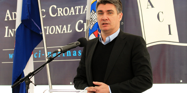 Dubrovnik - Slano, 271014.U Slanome u Dubrovackom primorju prigodom je svecanoscu oznacen pocetak radova na realizaciji 22. po redu marine u sustavu ACI-ja. Projekt je vrijedan 60 milijuna kuna, a rok zavrsetka je Uskrs sljedece godine. Osim uzvanika, prisutni su bili i predstavnici obitelji Barbieri, s obzirom da je marina posvecena Veljku Barbieriju, vizonaru nautickog turizma cije ce ime i nositi.Na fotografiji: premijer Zoran MilanovicFoto: Niksa Duper / CROPIX