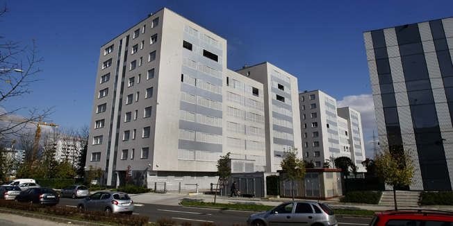 Zagreb, 271014.Savska opatovinaVeliki stambeni kompleks u kojem zbog stecaja investitora prodaju stanovi na javnoj drazbi.Foto: Ranko Suvar / CROPIX