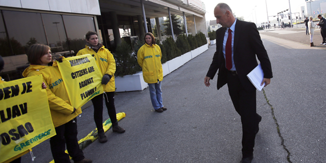 Zagreb, 281014.Uooci konferencije Energy Market Forum organizacija Greenpeace odrzala je prosvjed ispred dvorane Lisinski.Na fotografiji: prosvjed.Foto: Marko Todorov / CROPIX