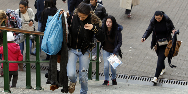 Zagreb, 281014.Trznica Dolac.Na zagrebackoj trznici Dolac Romkinje svakodnevno prodaju torbice, marame, stolnjake i slicne predmete.Na fotografiji: Romi u bijegu pred policijom.Foto: Damjan Tadic / CROPIX