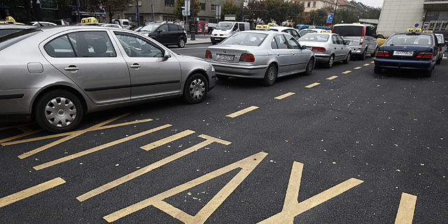 Zagreb, 221010.TAXI stajalista za vrijeme strajka taksista.Na slici: TAXI stajaliste na Glavnom kolodvoru.Foto: Dragan Matic / Cropix