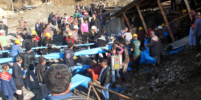 TURKEY OUTRescue and mine workers try to free the 20 miners trapped in a coal mine in southern Turkey on October 28, 2014 in Karaman. Some 20 miners were trapped in a coal mine in southern Turkey on October 28 after a portion of the mine collapsed due to a build-up of water, officials said. There were 40 miners underground at the time of the accident in the district of Ermenek in the southern province of Karaman, the regional governor Murat Koca told Turkish television.AFP PHOTO/IHLAS NEWS AGENCY -- TURKEY OUT --