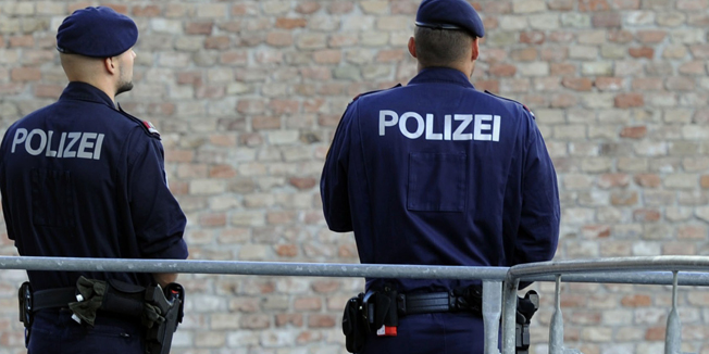 Police stand outside the Palais Coburg palace where are taking place the so-called EU 5+1 talks with Iran in Vienna, Austria on October 16, 2014. Six world powers and Iran tried to get troubled nuclear talks back on track after a day of discussions led by US Secretary of State John Kerry yielded no breakthrough.          AFP PHOTO / SAMUEL KUBANI