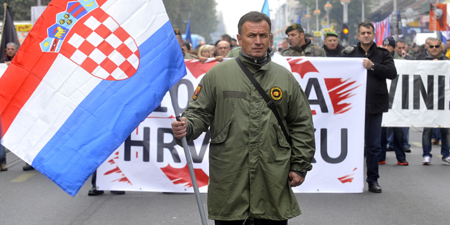 Zagreb, 301014.Jedanaestog dana prosvjeda, nekoliko stotina hrvatskih ratnih vojnih invalida i branitelja, koji vec danima prosvjeduju pred Ministarstvom branitelja na Savskoj cesti, krenulo je put Hrvatskog sabora.Na fotografiji: branitelji u Savskoj ulici.Foto: Bruno Konjevic / CROPIX