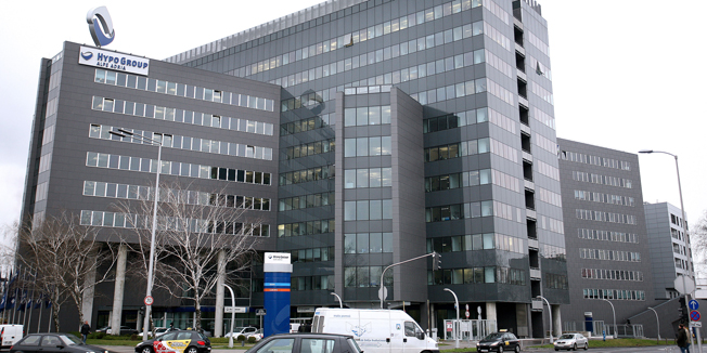 Zagreb, 240309.Zgrada Hypo banke.Ilustracija za poslovanje u bankama snimljena u Hypo banci na Slavonskoj aveniji.Foto: Sasa Midzor Sucic / CROPIX