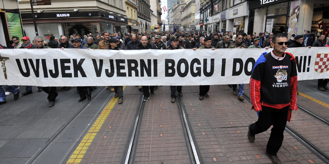 Zagreb, 301014.Jedanaestog dana prosvjeda, nekoliko stotina hrvatskih ratnih vojnih invalida i branitelja, koji vec danima prosvjeduju pred Ministarstvom branitelja na Savskoj cesti, krenulo je put Hrvatskog sabora.Nakon sto su u Saboru odbili sudjelovanje na Okruglom stolu, vratili su se pred Ministarstvo u Savskoj.Na fotografiji: branitelji pri povratku u Ilici.Foto: Bruno Konjevic / CROPIX