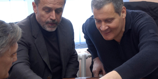 Metkovic, 130110.Milan Bandic posjetio je i doveo pomoc poplavljenim djelovima Metkovica. Grad Zagreb poslao je cizme, camce, vodu i prehrambene mamirnice.Metkovski gradonacelnik Stipe Gabric Jambo i Milan Bandic zajedno su obisli poplavljena podrucja.Bandic i Jambo posluzili su se autetnicim proizvodima doline Neretve suhim smokvama i mandarinama .Foto: Denis Jerkovic / CROPIX