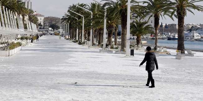 Split, 070212.Vec je peti dan da je splitska riva zaledjena, gradjani ni usred dana nemogu procu  a temperatura na suncu se podigla do 5 stupnjeva.Foto: Duje Klaric / CROPIX