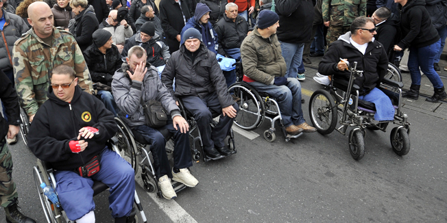 Zagreb, 301014.Jedanaestog dana prosvjeda, nekoliko stotina hrvatskih ratnih vojnih invalida i branitelja, koji vec danima prosvjeduju pred Ministarstvom branitelja na Savskoj cesti, krenulo je put Hrvatskog sabora.Na fotografiji: branitelji u Savskoj ulici.Foto: Bruno Konjevic / CROPIX