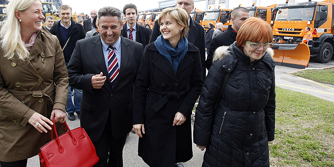 Zagreb, 311014.Zitnjak.Zamjenica gradonacelnika Zagreba Sandra Svaljek obisla je Zimsku sluzbu kako bi se uvjerila u njihovu pripravnost pred prvi ovogodisnji snijeg.Na fotografiji: Alen Gospocic - voditelj Zimske sluzbe podruzinca Zagreb, Sandra Svaljek, Vesna Kusin.Foto: Tomislav Kristo / CROPIX