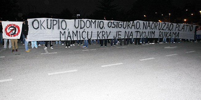 Zagreb, 311014.Maksimir.Skupina dvjestotinjak Bad Blue Boysa okupila se u mirnom prosvjdu ispod zapadne tribine Maksimirskog stadiona i uzvikivala parole protiv Zdravka Mamica.Na fotografiji: Bad Blue Boysi prosvjeduju ispred Maksimirskog stadiona.Foto: Tomislav Kristo / CROPIX