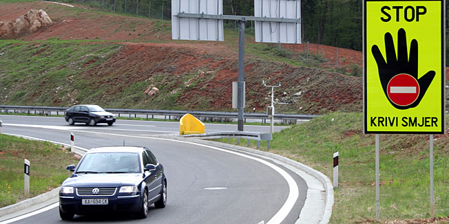 Bosiljevo, 150408.Nakon ucestalih prometnih nesreca uzrokovanih voznjom u suprotnom smjeru na autocesti Rijeka - Zagreb postavljaju ploce koje upozoravaju na krivi smjer.Foto: Danijel Tuskan