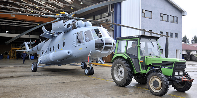 Zagreb, 210214.U Zrakoplovno - tehnickom zavodu izvrsena je primopredaja dva remontirana helikoptera Mi-8 Oruzanim snagama RH. Primopredaju su izvrsili predsjednik Uprave ZTC-a Darko Cigrovski i zapovjednik HRZ i PZO brigadni general Drazen Scuri te predstavnici ukrainskog Zavoda iz Sevastopola.Foto: Bruno Konjevic / CROPIX