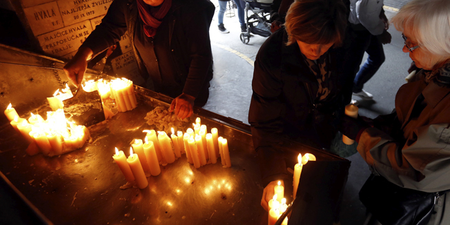 Zagreb, 311014.Povodom blagdana Svih svetih gradjani pale svijece na Kamenitim vratima.Foto: Damjan Tadic / CROPIX
