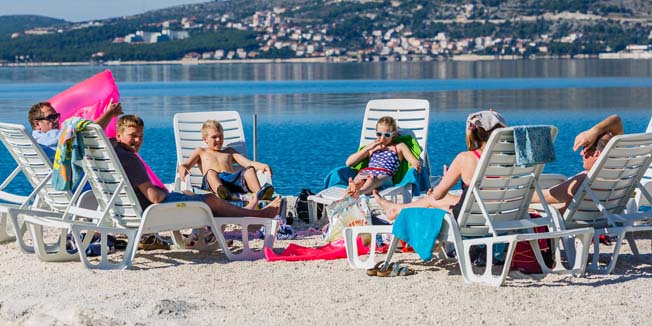 Okrug Gornji, 011114. Stabilno i suncano vrijeme u Dalmaciji se nastavlja. Trogir je u 12h mjerio ugodnjih +19 stupnjeva te su Ciovljani mogli uzivati u suncu i moru.Na fotografiji: Detalj sa plaze u Okrugu Gornjem.Foto: Zvonimir Barisin / CROPIX