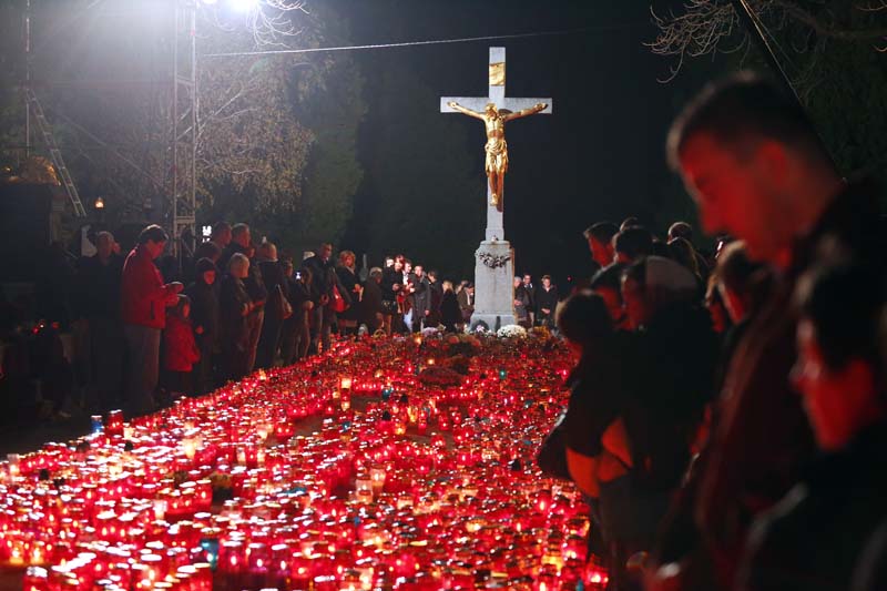 Zagreb, 011114.Na svetkovinu Svih Svetih zagrebacki nadbiskup kardinal Josip Bozanic predvodio je euharistijsko slavlje u crkvi Krista Kralja na Mirogoju. Nakon euharistijskog slavlja kardinal je kod Sredisnjeg kriza predvodio molitvu za pokojne.Na fotografiji: lampioni kod Sredisnjeg kriza.Foto: Marko Todorov / CROPIX