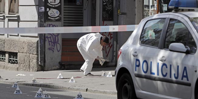 Beograd, 290413. Muskarac star oko 35 godina ubijen je sa vise hitaca iz vatrenog oruzja oko 07.05 sati u Ulici Carice Milice u Beogradu. Nesluzbeno, u pitanju je brat Luke Bojovica, Nikola. Na slici: policijski ocevid.Foto: Pedja Milosavljevic / CROPIX
