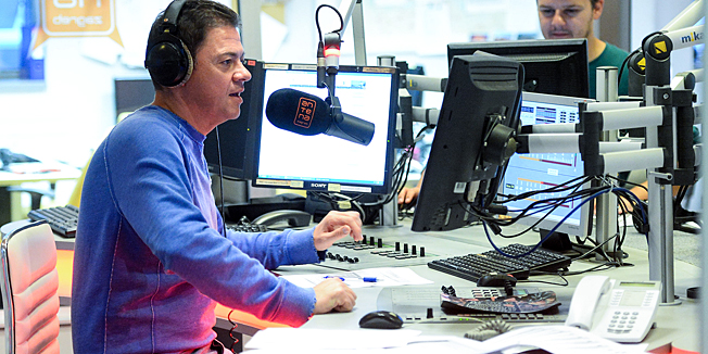 Zagreb, 301014. Radio Antena.Av. Vjeceslava Holjevca. Gradska rubrika Jutarnjeg lista i radio antena pokrenuli su nagradnu igru za citatelje/slusatelje. Voditelji svako jutro odaberu nekoliko rijeci iz naslova nasih tema i sloze ih u jednu recenicu, a citatelji moraju pogoditi na kojim su stranicama tiskane te rijeci.Voditelji su Sasa Buneta i Denis Kralj.Na fotografiji:Sasa Buneta i Denis Kralj.Foto: Goran Mehkek / CROPIX