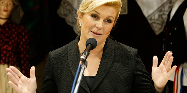 Slavonski Brod, 031114. Kandidatkinja za predsjednicu RH Kolinda Grabar Kitarovic u radnom posjetu je Slavonskom Brodu. Izmedju ostalog posjetila je i Dom za starije i nemocne osobe.Na fotografiji: Kolinda Grabar Kitarovic.Foto: Danijel Soldo / CROPIX