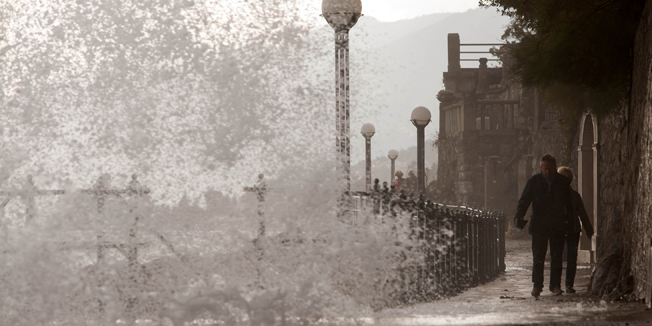 Volosko, 041114.Na Kvarneru puse vrlo jako, mjestimice i olujno jugo koje je prouzrocilo probleme u trajektnom i katamaranskom prometu te su neke linije u prekidu. U jugu su uzivali malobrojni setaci na obalnom setalistu Franza Josefa (lungo mare) kojeg su zalijevali visemetarski valovi. Slicno nas vrijeme ocekuje do kraja tjedna.Na fotografiji: detalj s lungo mare-a.Foto: Tea Cimas / CROPIX