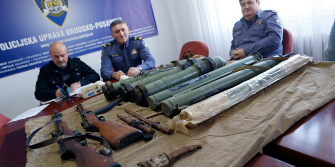 Slavonski Brod, 041114.U PU Brodsko-posavske zupanije izlozeno je oruzje i streljivo koje je zapljenjeno od 62. godisnjaka s podrucja Stara Gradiska.Na fotografiji: zapljenjeno oruzje i streljivo.Foto: Danijel Soldo / CROPIX