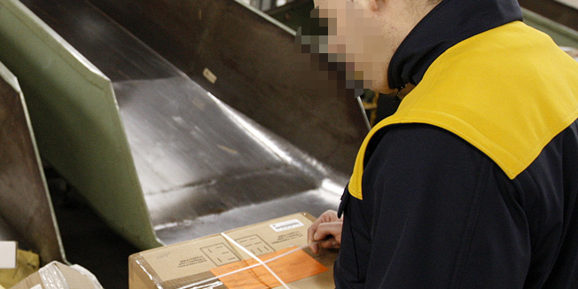 Zagreb, 030310.Reportaza o Hrvatskoj posti, grupa poslova za HPekspres i zurnu dostavu, snimljeno u posti u Branimirovoj ulici br.4.Na slici postari razvrstavaju posiljke.Foto: Dragan Matic / Cropix