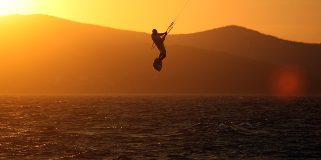 Zadar, 041114.Jako jugo izmamilo je windsurfere na more koji uz ovakve vremenske prilike mogu uzivati u omiljenom sportu.Foto: Jure Miskovic / CROPIX