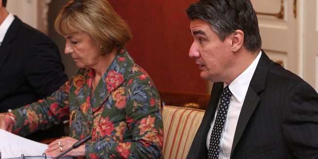 Zagreb, 061114.Vlada.Redovita sjednica Vlade RH. Vlada je uz ostalo raspravljala o prijedlogu zakona o regionalnom razvoju RH kojim se, radi ucinkovitije provedbe politike regionalnog razvoja, posebno njezine urbane dimenzije, predvidja ustrojavanje triju kategorija urbanih podrucja - urbanih aglomeracija, vecih urbanih podrucja i manjih urbanih podrucja.Na fotografiji: Vesna Pusic, Zoran Milanovic.Foto: Davor Pongracic / CROPIX