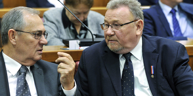 Zagreb, 081014. Svecana sjednica Hrvatskoga sabora u prigodi obiljezavanja 8. listopada - Dana neovisnosti Republike Hrvatske. Sjednicom je predsjedavao potpredsjednik Sabora Nenad Stazic, a nazocnima se obratio predsjednik Hrvatskoga sabora Josip Leko.Na fotografiji: bivsi predsjednici Sabora Zlatko Tomcic i Vladimir Seks.Foto: Boris Kovacev / CROPIX