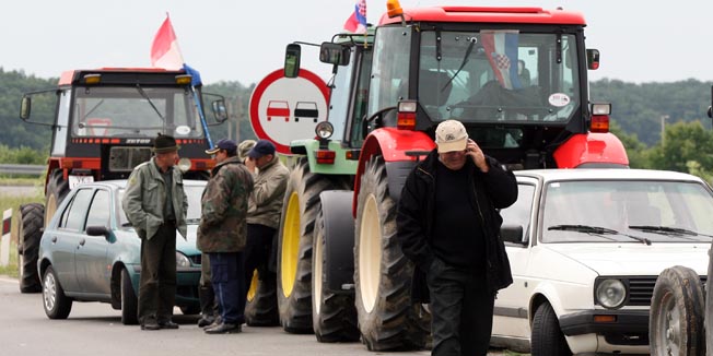 Vinkovci, 230610.Seljaci treci dan prosvjeduju, traze da ih primi premijerka Jadranka Kosor, prijete blokadom prometnica.Foto: Damir Glibusic / CROPIX